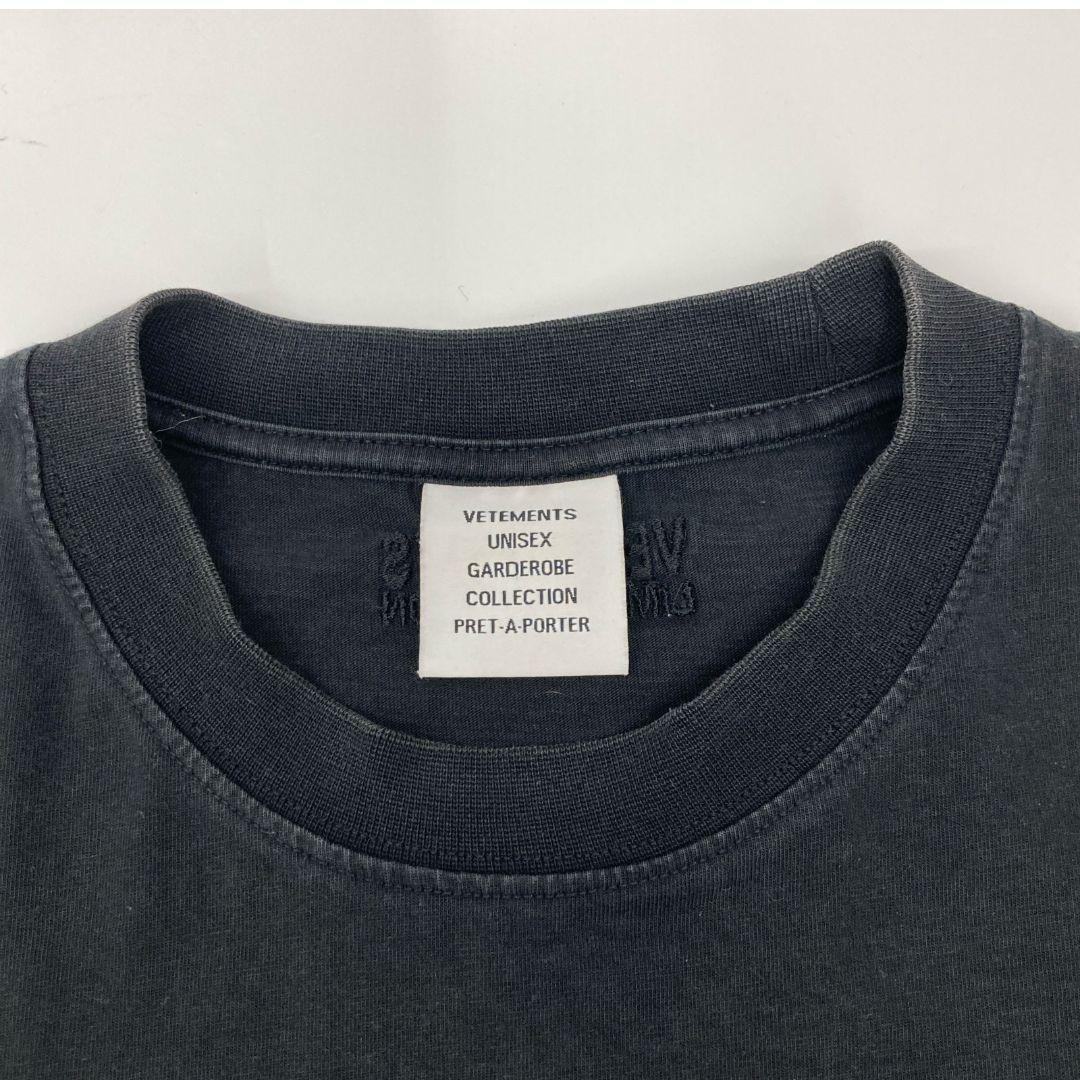 VETEMENTS ネームロゴTシャツ