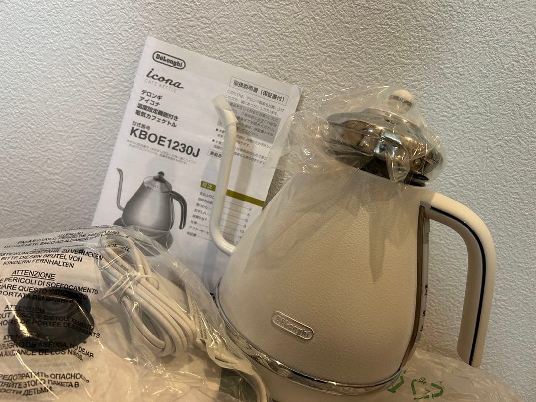 新品未使用品　DeLonghi デロンギ　KBOE1230J-W 電気ケトル