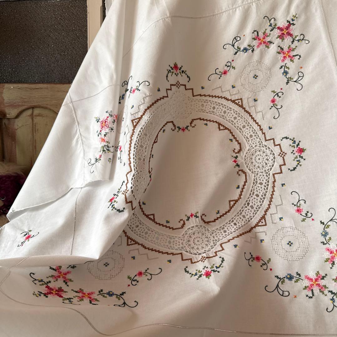 SALE❣️アンティークஐ⋆*花柄刺繍のテーブルクロス