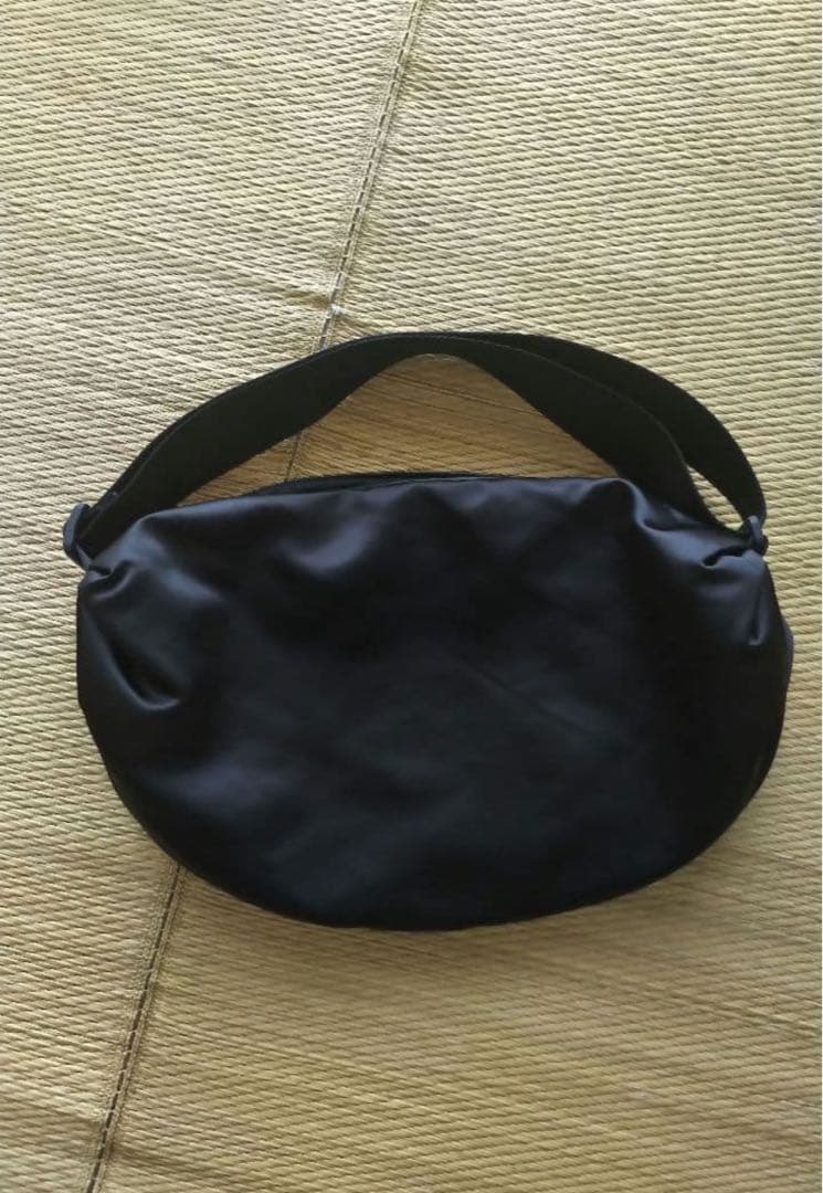 COS ナイロンクロスボディバッグ stain crossbody bag黒