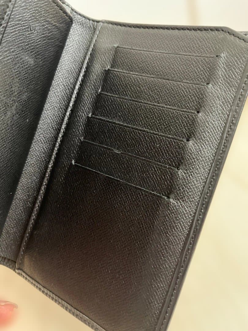 Louis Vuitton エピレザー 二つ折り財布 ブラック