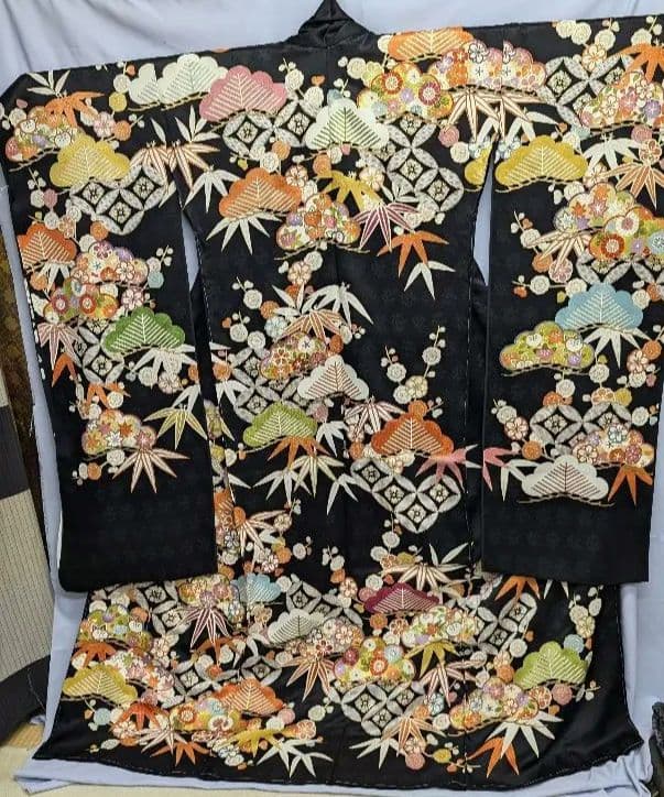 仮絵羽手描き古典柄振袖　絹高級品　黒地