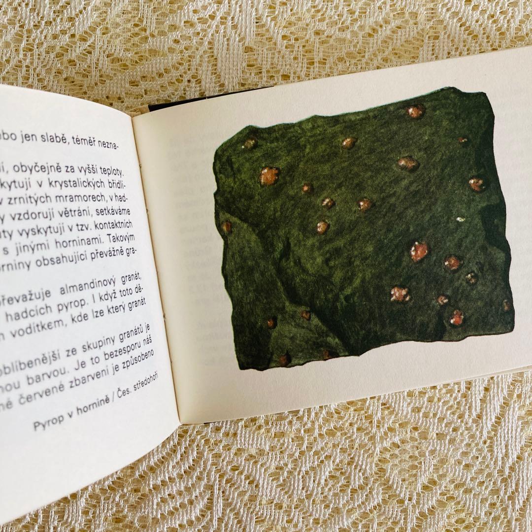 洋書　古書　チェコ語の鉱物図鑑　鮮やかなカラーイラスト♡