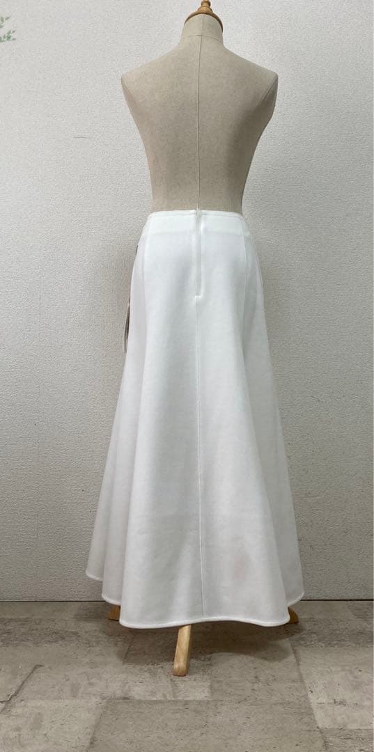 アドーア　ADORE アシメトリーロングスカー　ホワイト　36 新品未使用タグ付