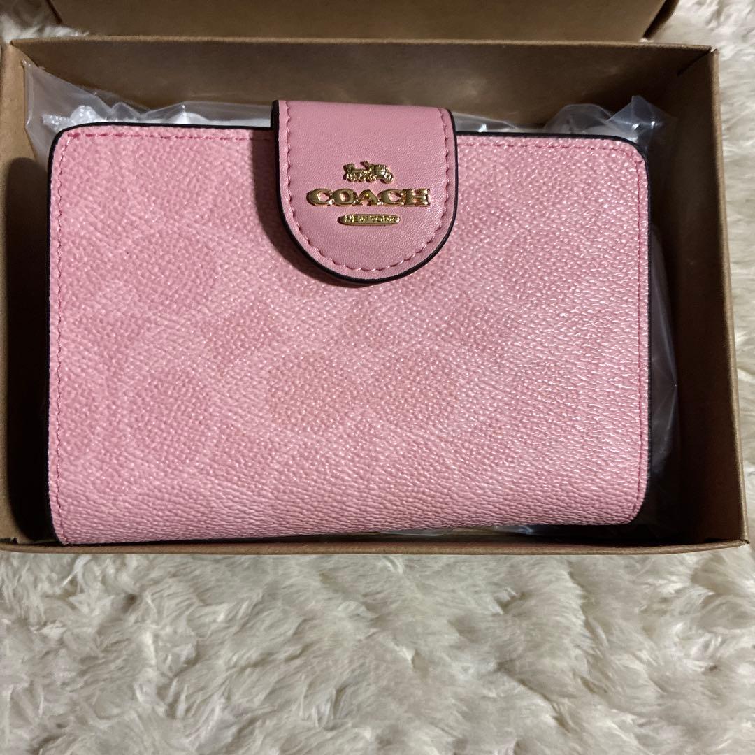 COACH ピンク 二つ折り財布　折りたたみ財布　春財布