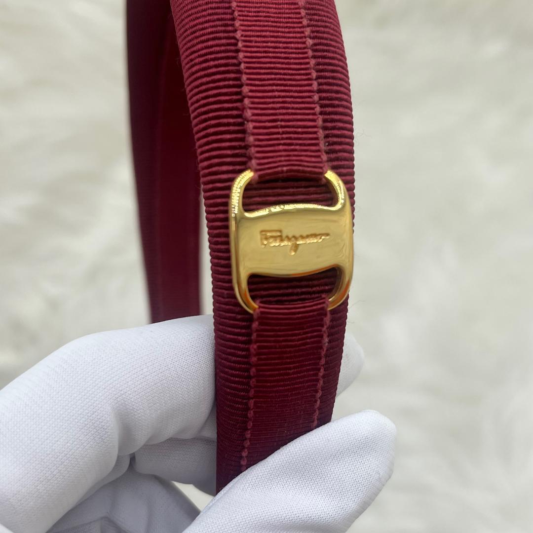 希少品美品✨Ferragamo フェラガモ カチューシャ　レッド　ロゴプレート
