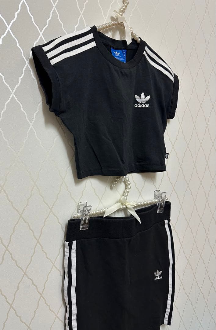 【adidas】アディダス　クロップド丈　ショート丈 Tシャツ　スカート