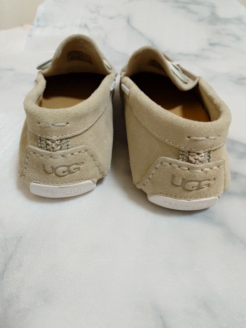 UGG 美品 8 ベージュ ドライビングシューズ スエード