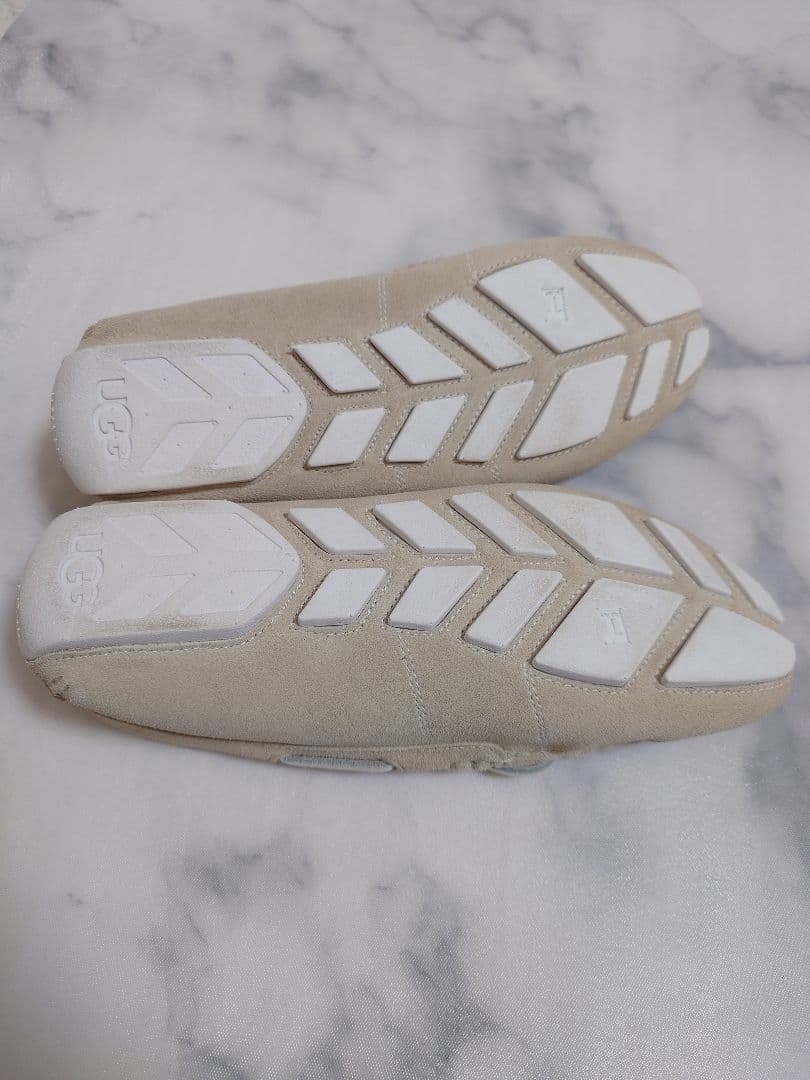 UGG 美品 8 ベージュ ドライビングシューズ スエード