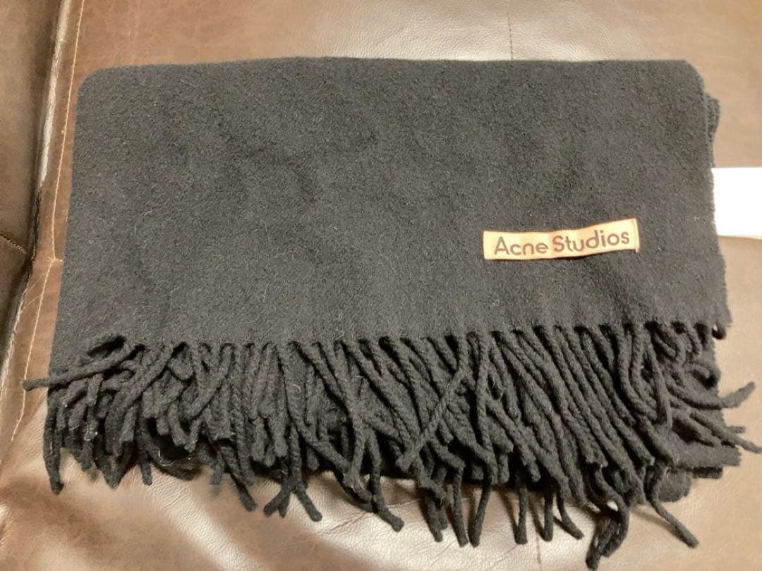 Acne Studios ブラックウールマフラー フリンジ付き