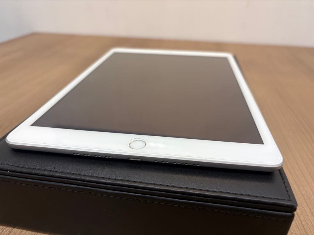 Apple iPad (第8世代) シルバー　セルラー　Wi-Fiモデル