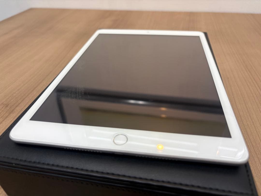 Apple iPad (第8世代) シルバー　セルラー　Wi-Fiモデル
