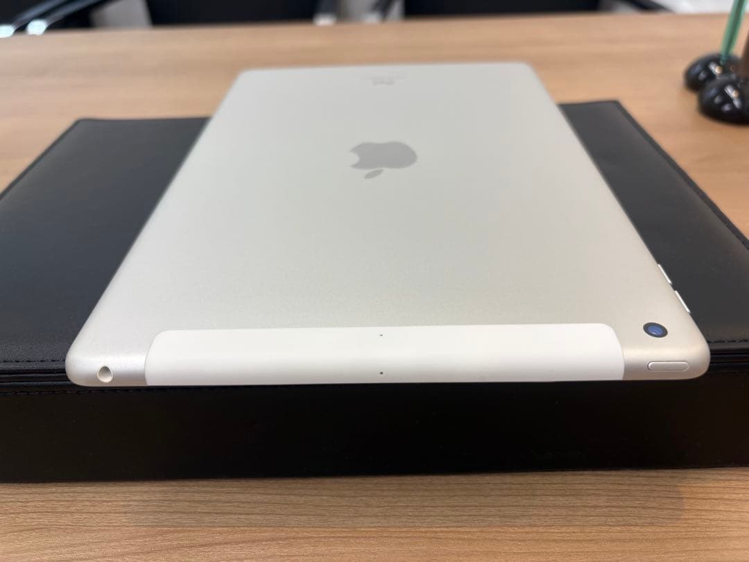 Apple iPad (第8世代) シルバー　セルラー　Wi-Fiモデル