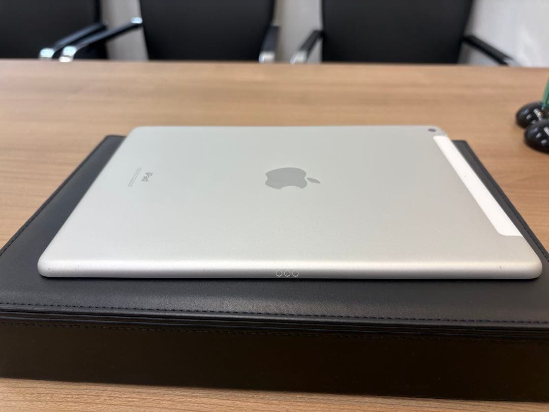Apple iPad (第8世代) シルバー　セルラー　Wi-Fiモデル