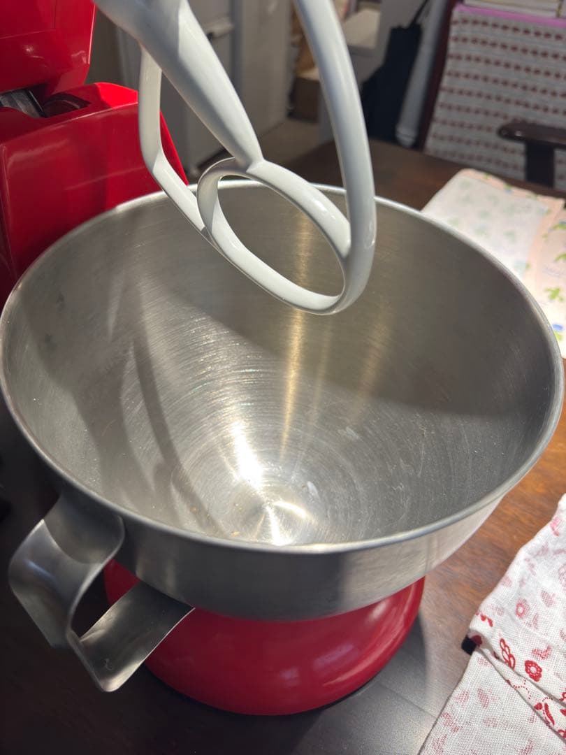 赤いスタンドミキサー ステンレスボウル付き