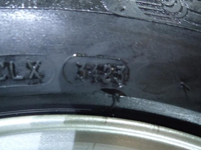 B1054【送料無料】スタッドレスタイヤ 195/65R15 4本セット