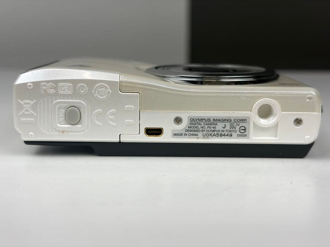 デジタルカメラ　OLYMPUS CAMEDIA FE-46　ホワイト