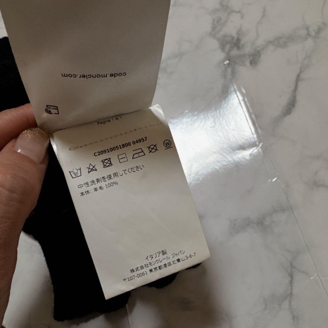 【未使用に近い】モンクレール　黒 ニット手袋 5本指　　Mサイズ