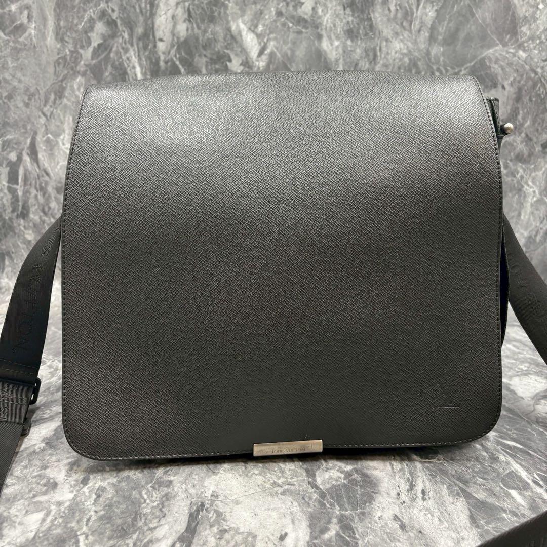 美品LOUIS VUITTON タイガ ヴィクトール ショルダーバッグ　1030