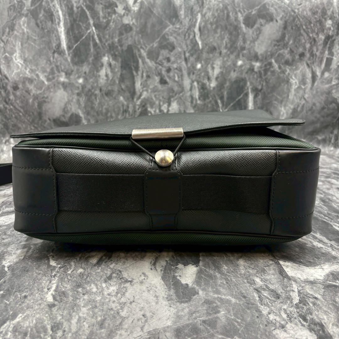 美品LOUIS VUITTON タイガ ヴィクトール ショルダーバッグ　1030