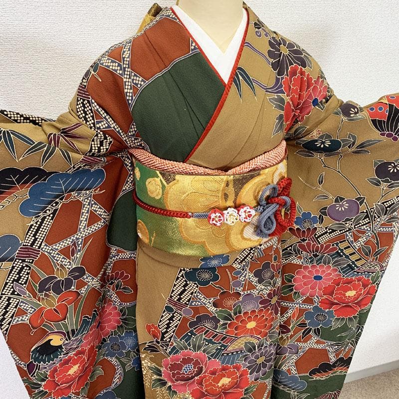 512z38☆紅型振袖 古典柄 ちりめん 牡丹 菊 菖蒲☆美品 成人式 結婚式