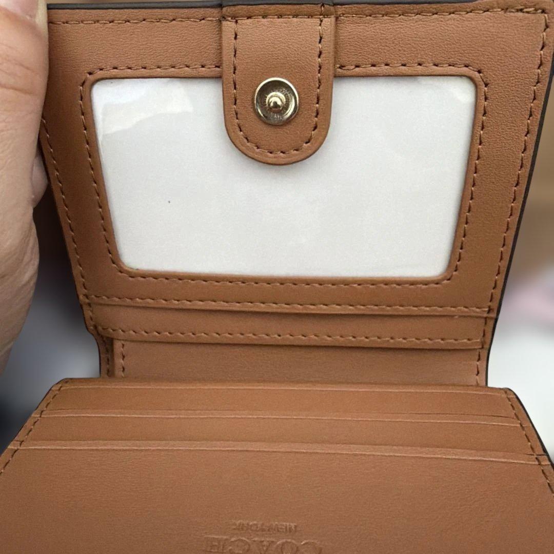 COACH C3309 Cチャーム 二つ折り財布 SV/KHAKIブラウン