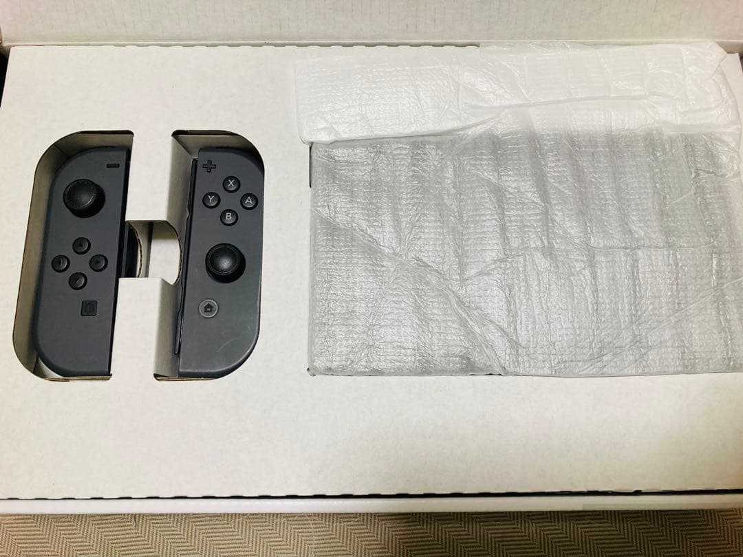 Nintendo Switch 本体 とコントローラー