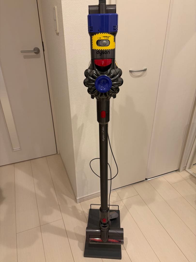 Dyson V7 Slim 掃除機 付属品付き　専用スタンド付き