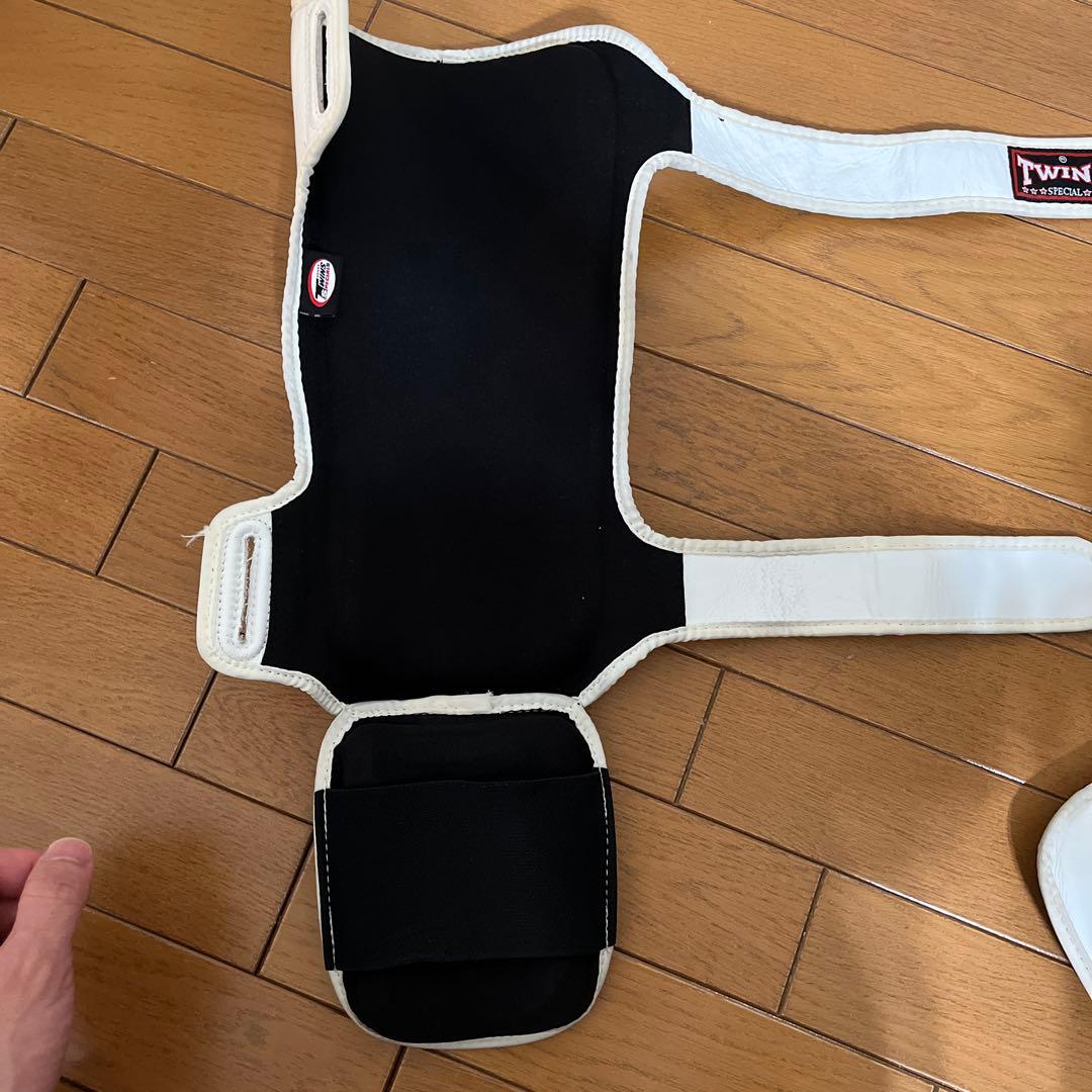 TWINS レガース　Mサイズ　白