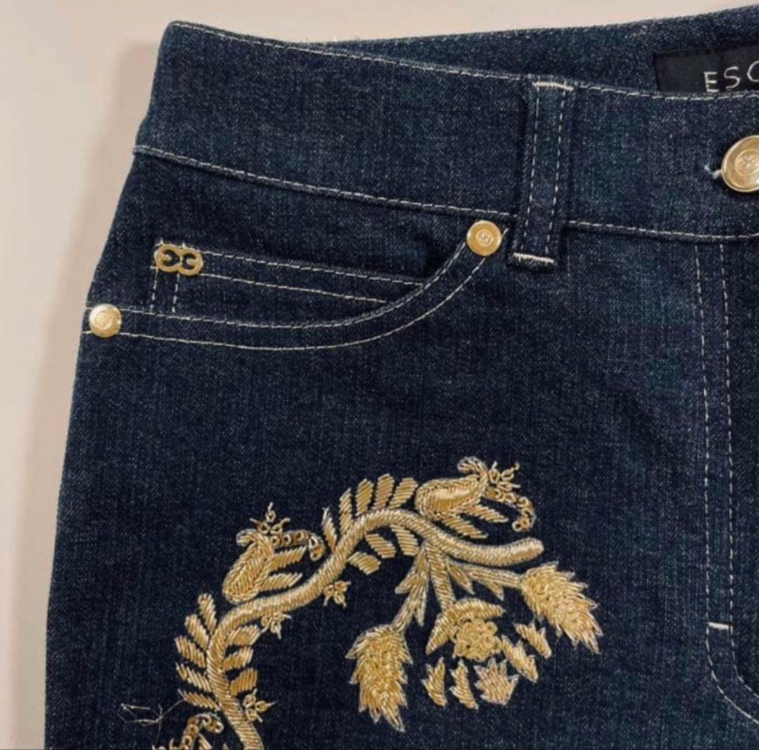 新品未使用【エスカーダ】　レディース　金糸刺繍デニム　【サイズ】36インチ　M