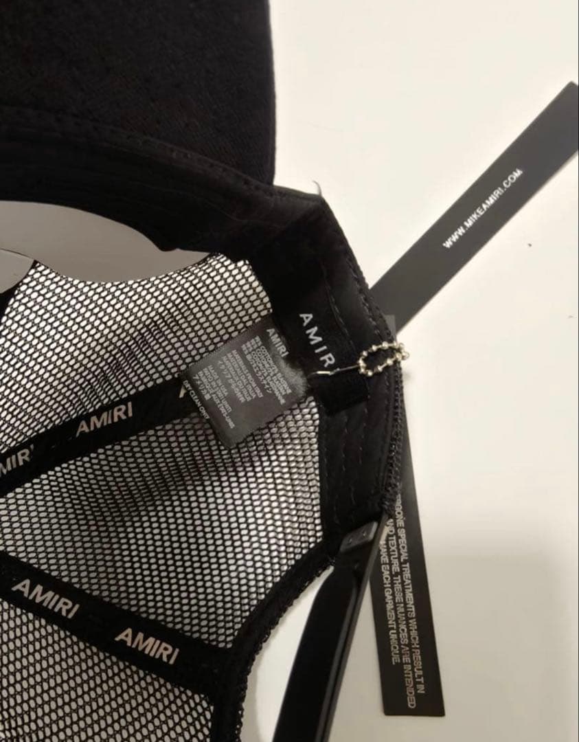 AMIRI 刺繍ロゴ ブラックトラッカーキャップ
