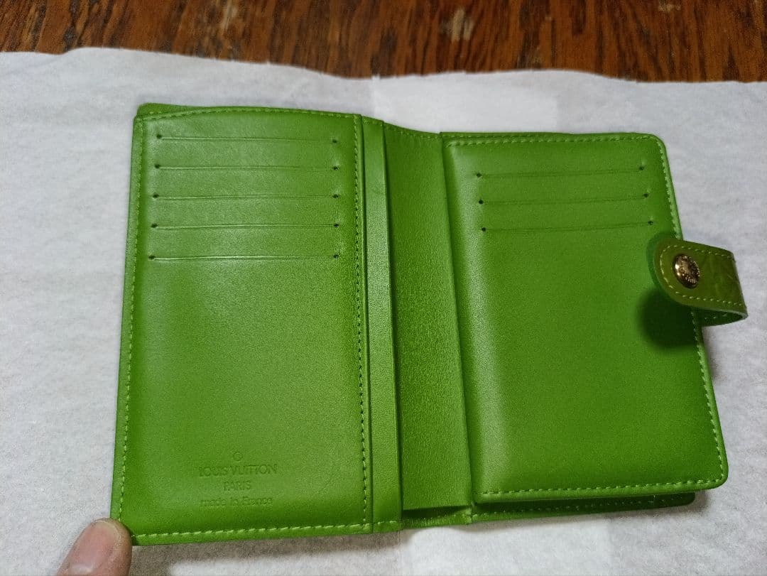 ルイヴィトン モノグラム ヴェルニ 緑 二つ折り がま口財布 未使用品 小難あり