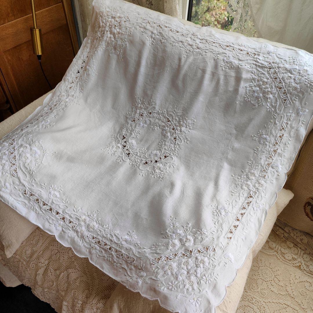 立体手刺繍フラワーたっぷり ほんのり色糸 美しいリネンクロス