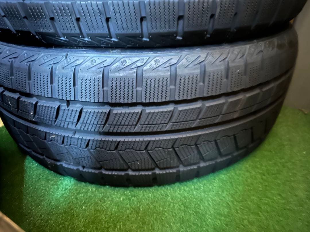 スタッドレスタイヤ 225/45R18 バリ山　室内保管　数回程度　2022年