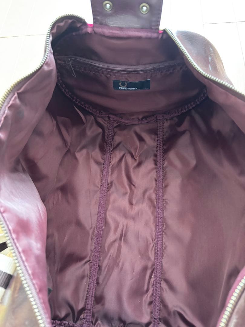 Fred Perry バーガンディ ショルダーバッグ　ピンバッジおまけ