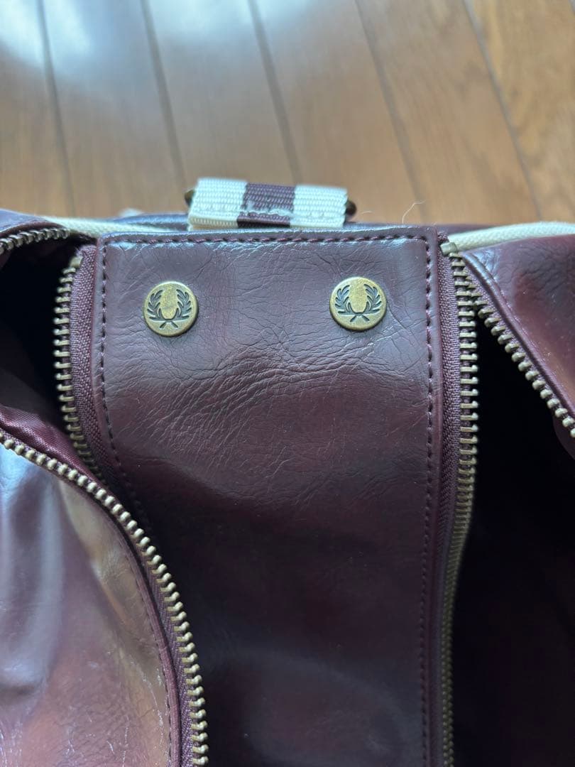 Fred Perry バーガンディ ショルダーバッグ　ピンバッジおまけ