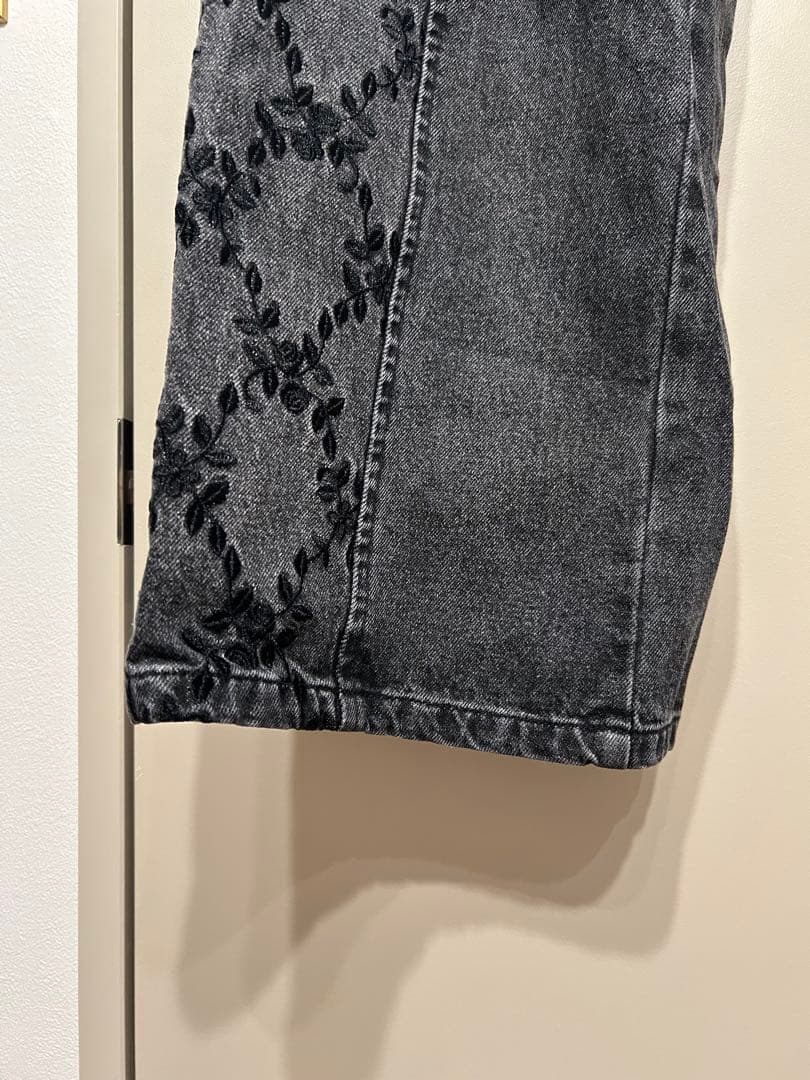 パンツ FETICO FLOWER EMBROIDERED WIDE JEANS