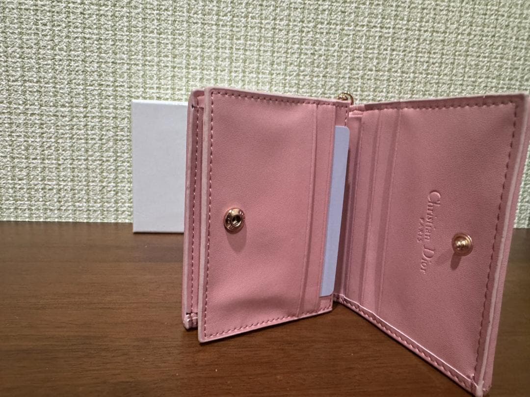 Diorの人気カナージュシリーズの二つ折り財布です