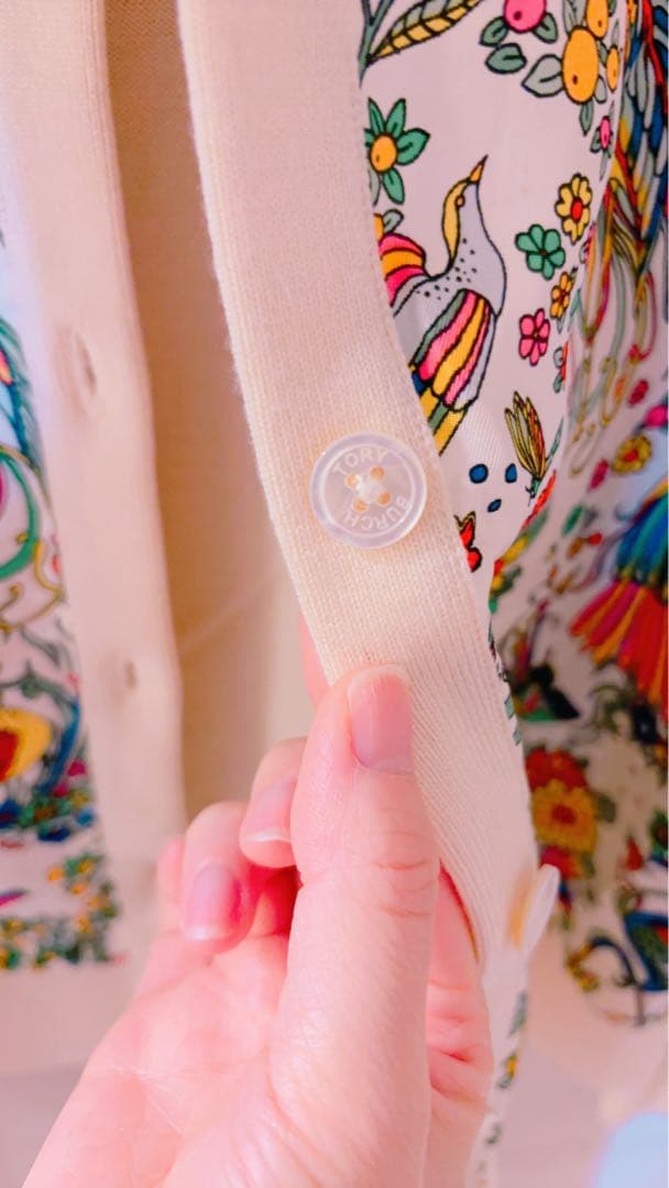トリーバーチ　カラフル刺繍のクリーム色カーディガン