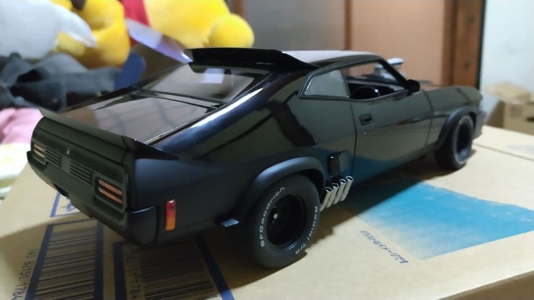 マッドマックスインターセプトター1/18スケール。
