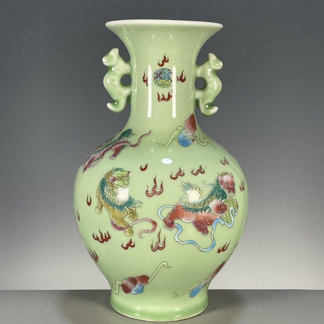 豆青釉麒麟紋の両耳賞瓶 景徳鎮 陶磁器 装飾品 現代工芸品 美術品 置物