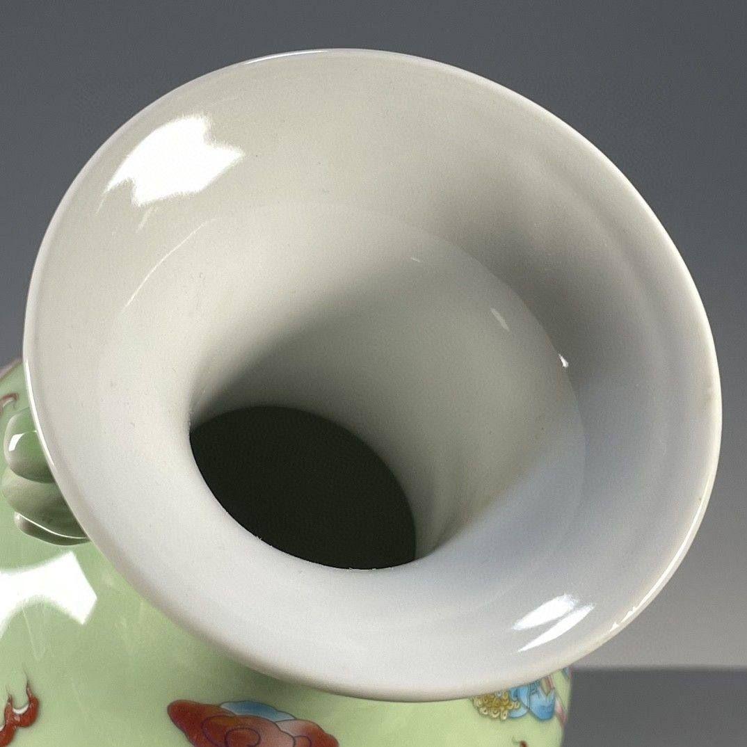 豆青釉麒麟紋の両耳賞瓶 景徳鎮 陶磁器 装飾品 現代工芸品 美術品 置物