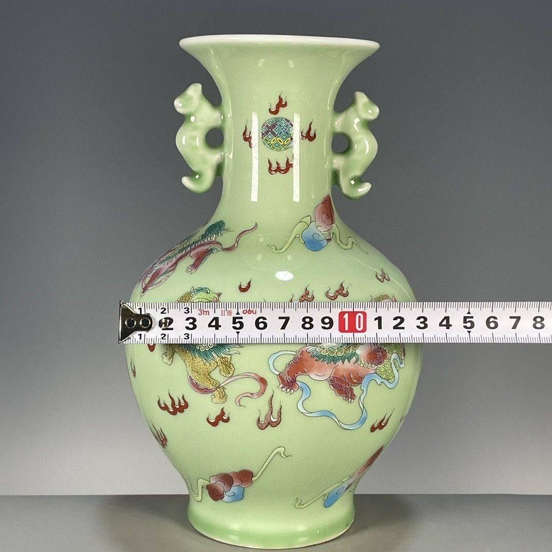 豆青釉麒麟紋の両耳賞瓶 景徳鎮 陶磁器 装飾品 現代工芸品 美術品 置物