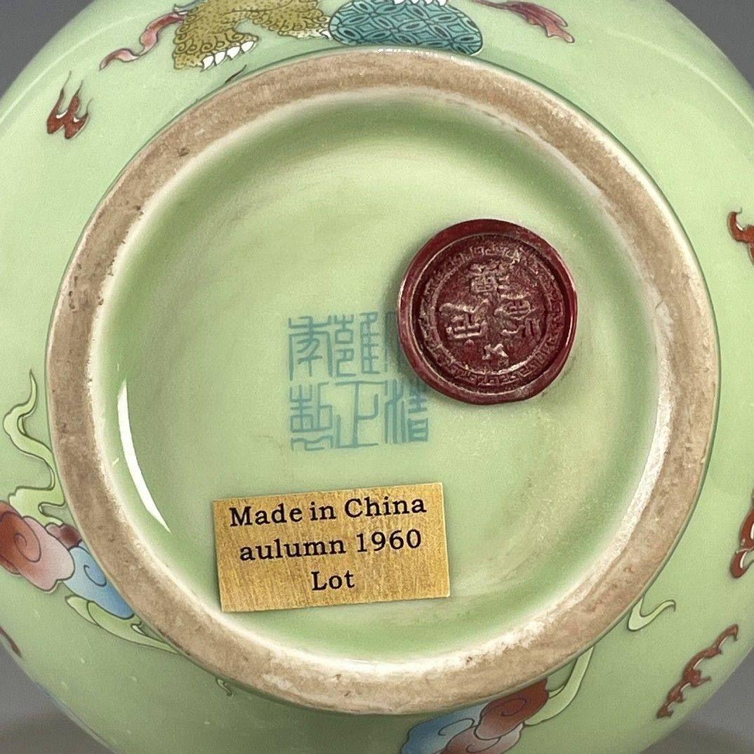 豆青釉麒麟紋の両耳賞瓶 景徳鎮 陶磁器 装飾品 現代工芸品 美術品 置物