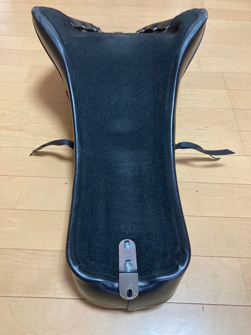 て*つ様 ハーレー EVOソフテイル用ラペラ 製タンデムシート