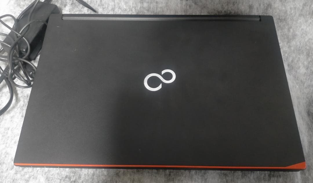 富士通 LIFEBOOK A574/KW Celeron 2950M / 8GB