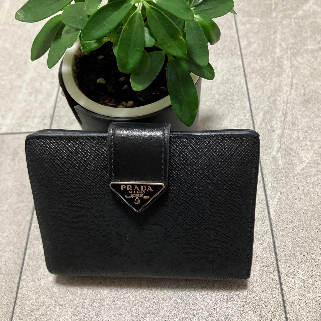 プラダコンパクト財布
