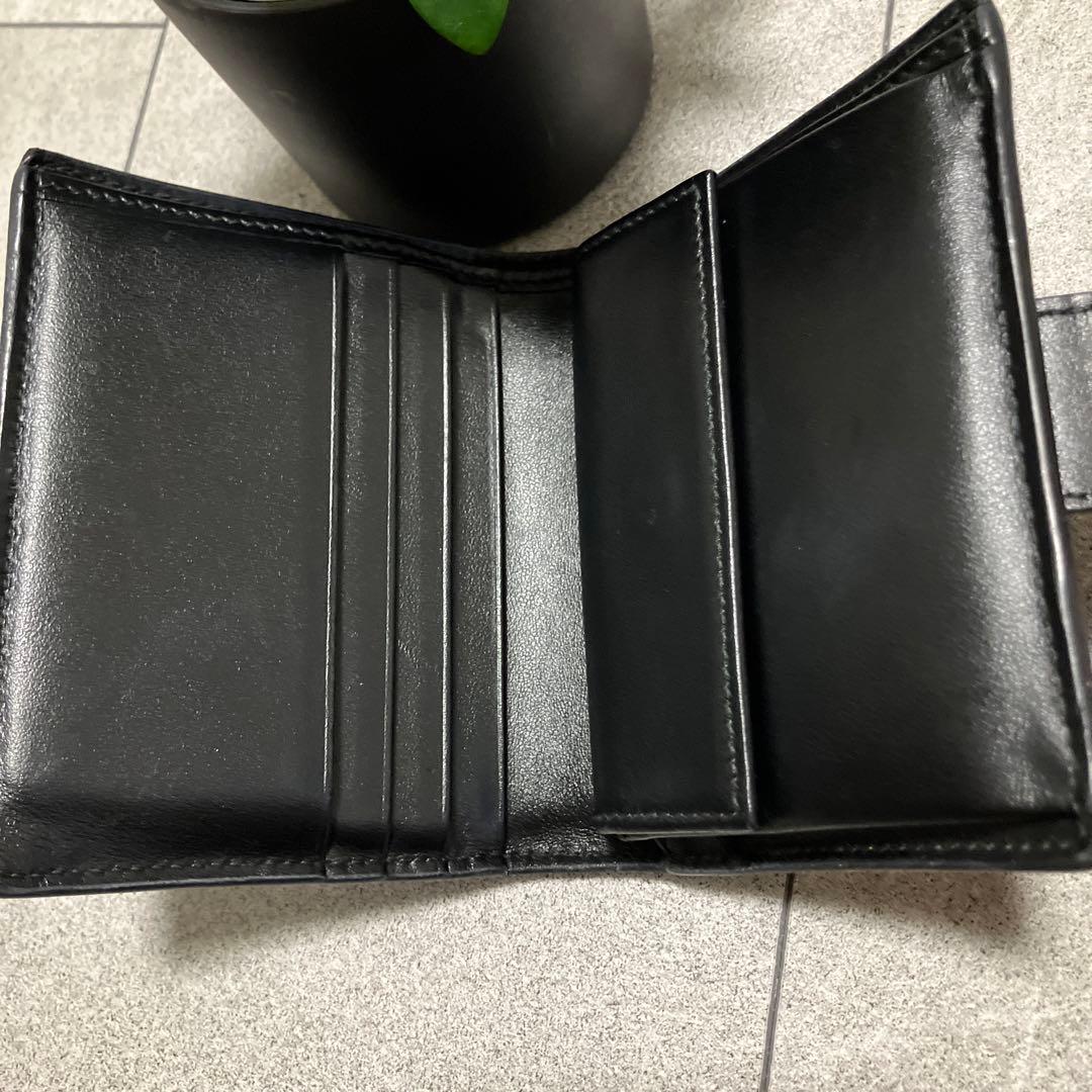 プラダコンパクト財布
