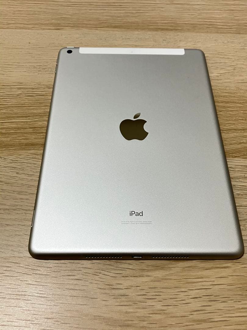 美品 バッテリー良好 iPad 第7世代 32GB Wi-Fi セルラードコモ
