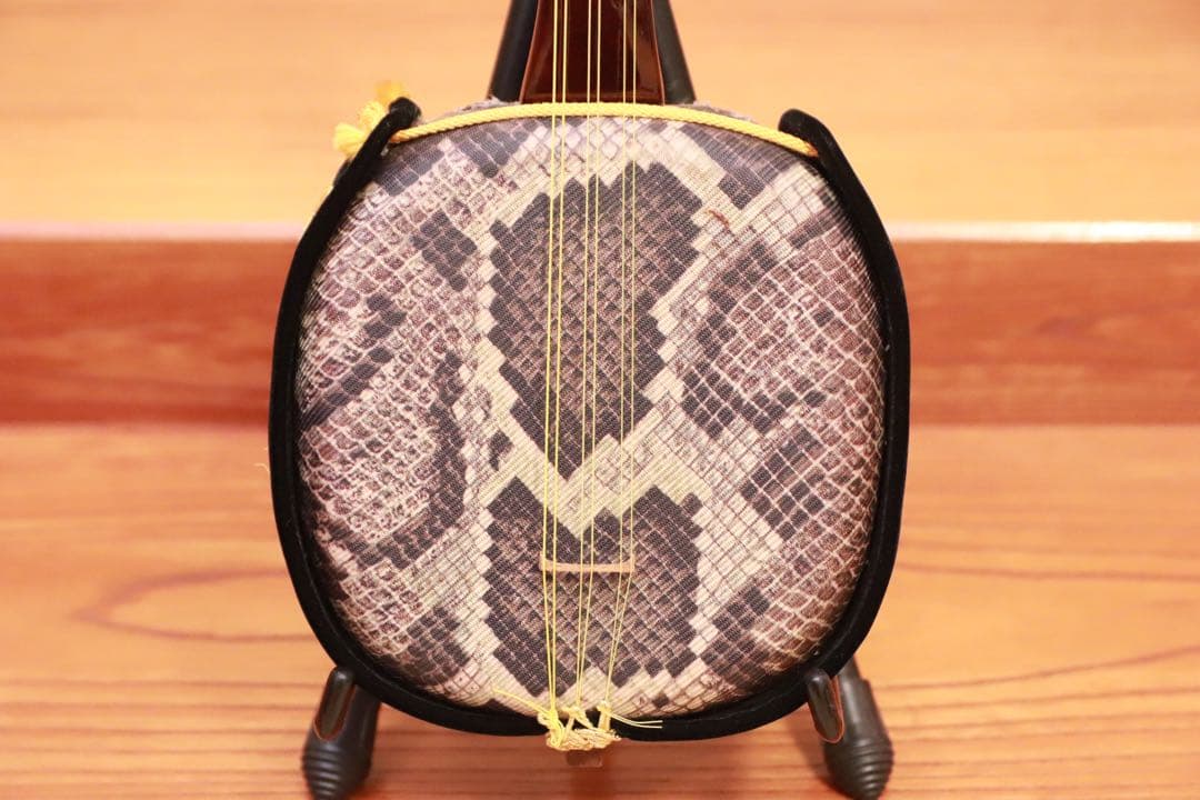 六弦三線